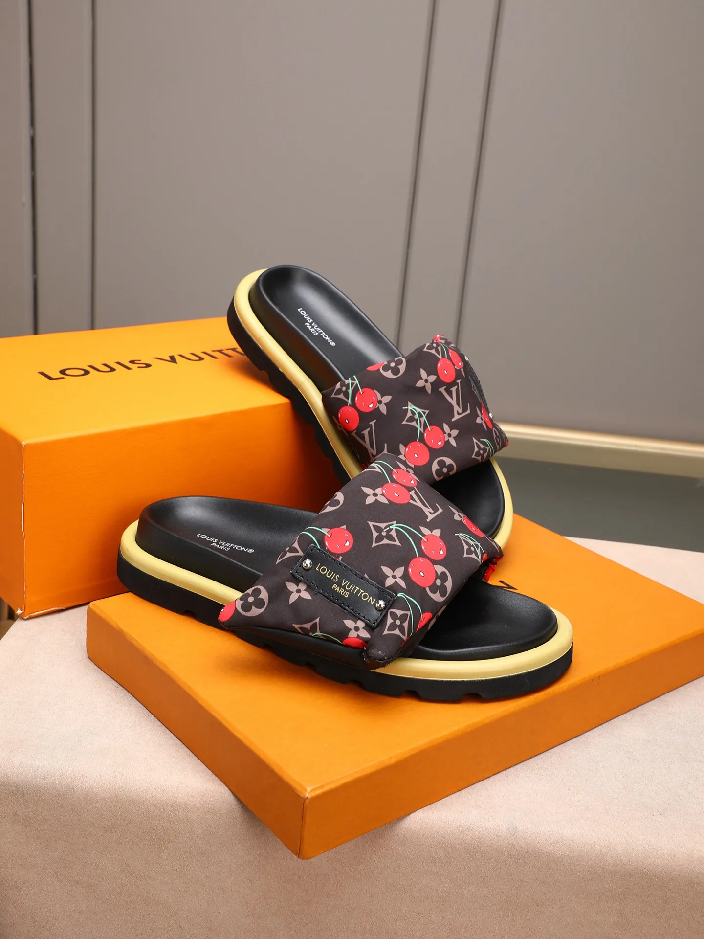 PP360 [LOUIS VUITTON] Louis Vuitton, LV printing, men's and women's slippers are on the market. The drawer box packaging comes with a cloth bag and a card. The upper pattern looks very soft and waxy, and it is a super versatile leg slimming tool. Fabric: imported denim/canvas/old fabric, LV hardware LOGO, official website pattern printing, comfortable to wear, feet: high-elastic PU water table. Sole: foam sole, heel height: about 5cm. Code number: 35-46, 35, 45, 46 are custom-made and non-returnable. Color: multiple colors and styles available.